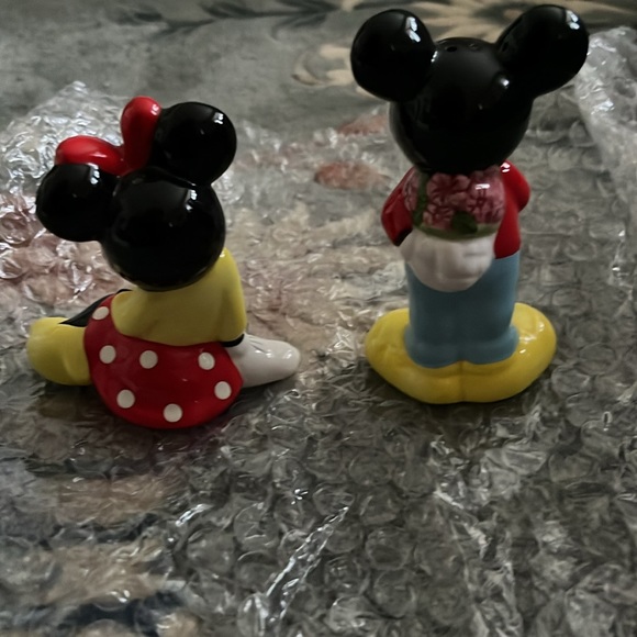 Mickey and Minnie Mouse salt and pepper shakers - Picture 2 of 5